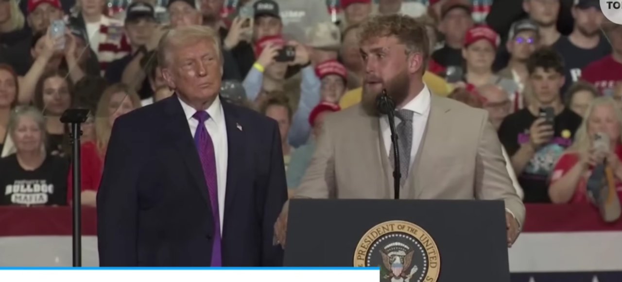Donald Trump junto a Jake Paul en un acto en Kentucky
