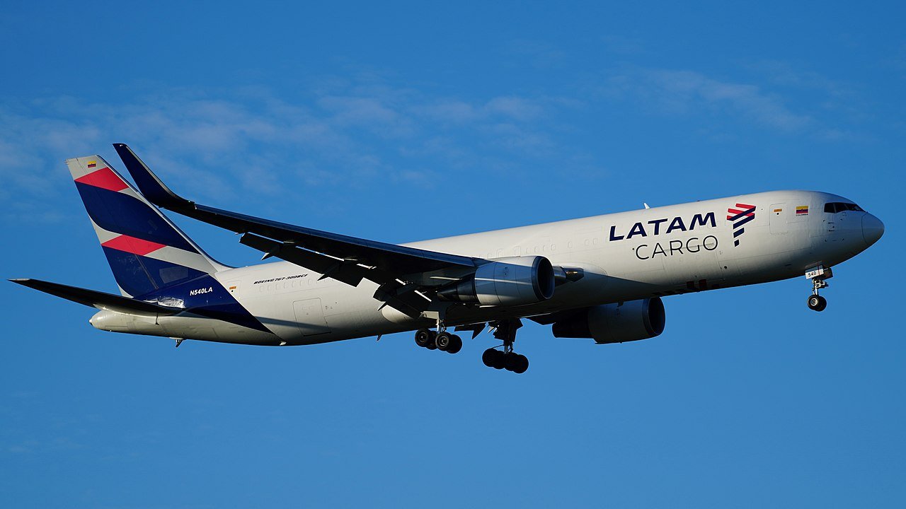 Operaciones de carga aérea en un aeropuerto de América Latina