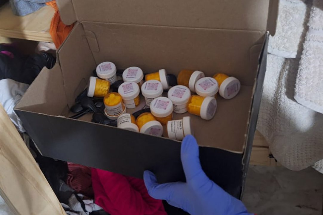 Frascos de suplemento dietario incautados en un operativo policial