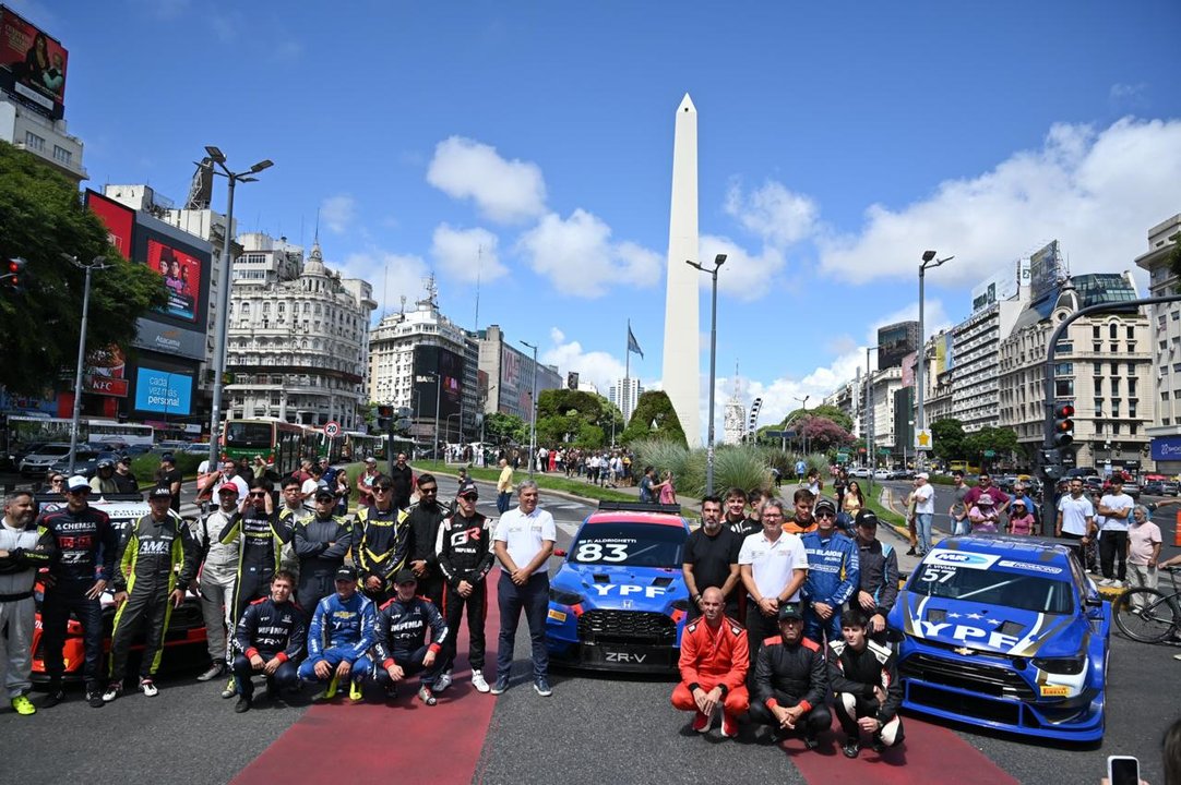 Presentación del TC2000 en la avenida 9 de Julio y el Obelisco