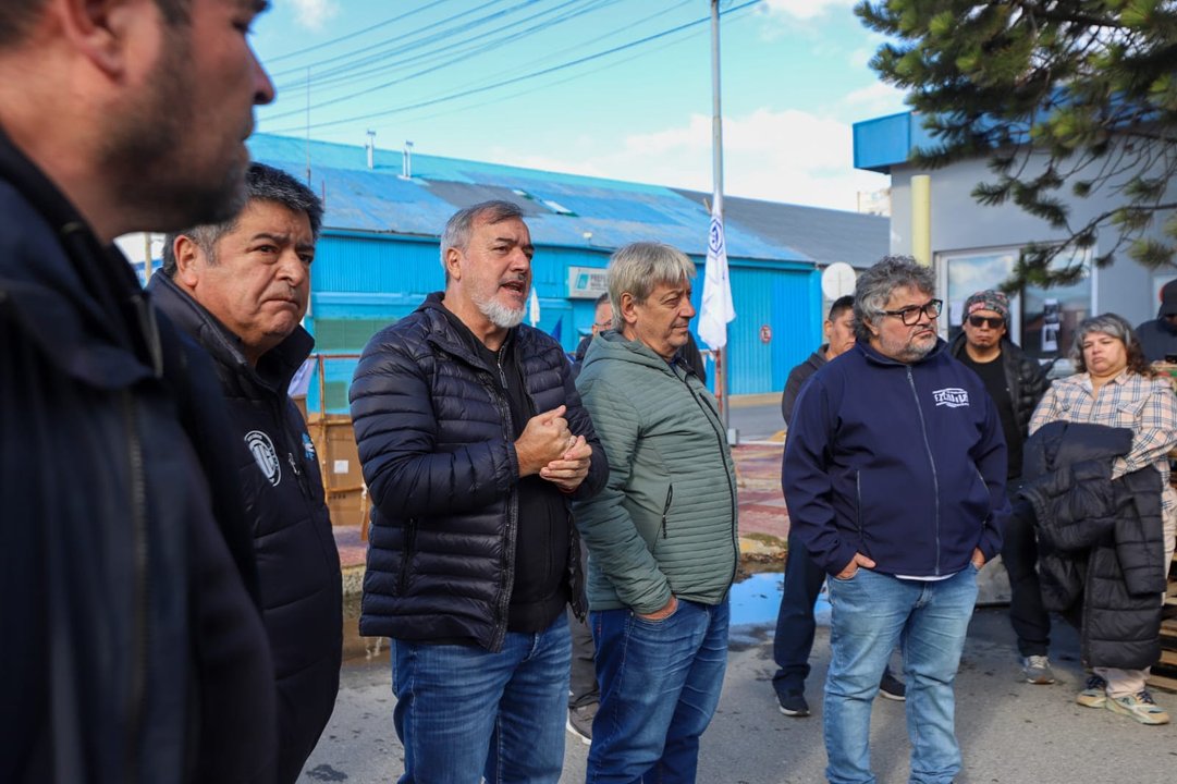 Dirigentes sindicales se manifiestan en el Puerto de Ushuaia