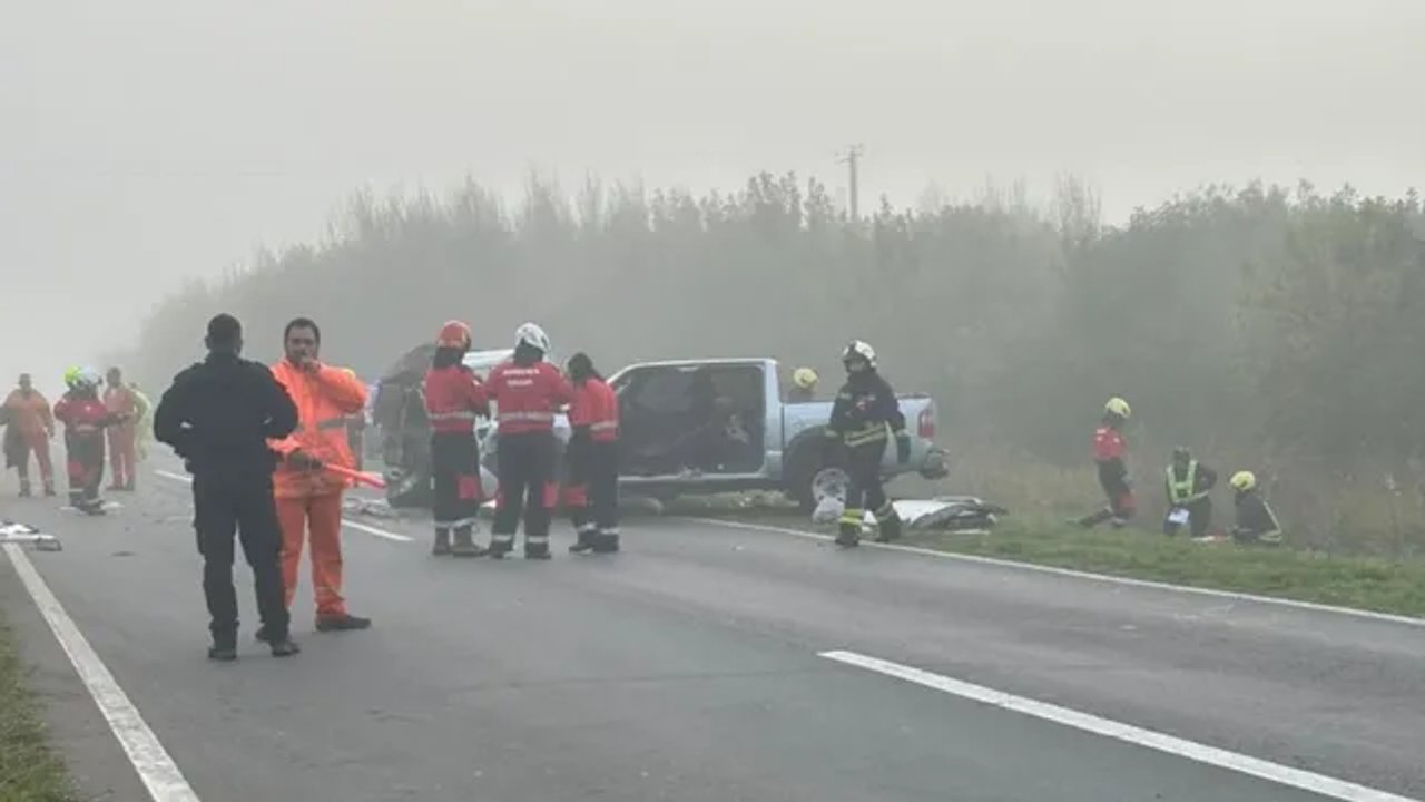 Escena de choque frontal entre camionetas en ruta de Santa Fe
