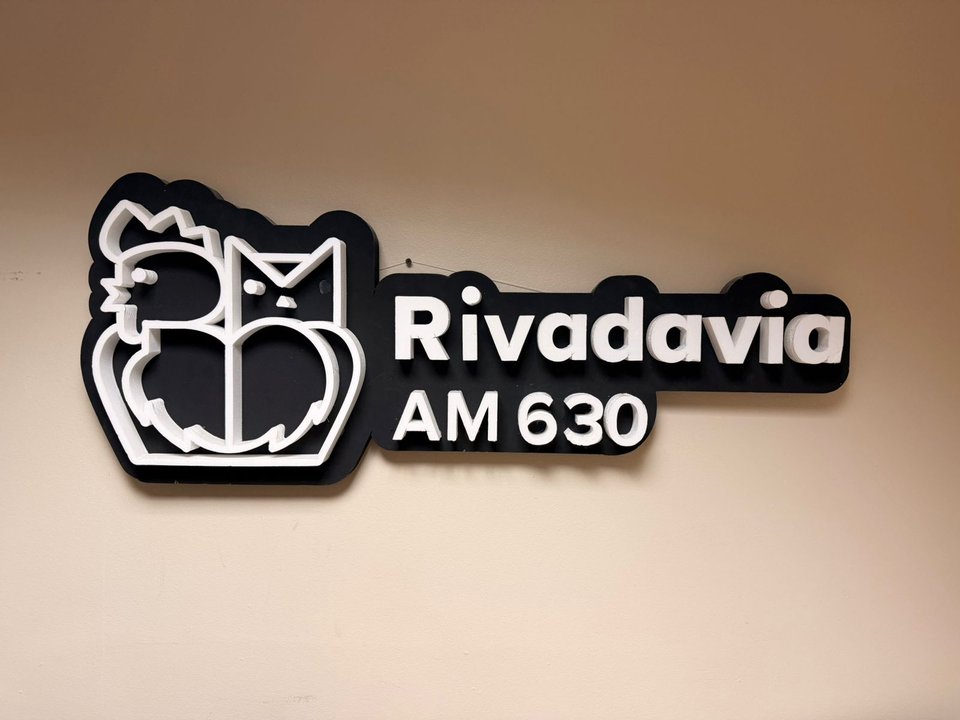 Cabina de transmisión de Radio Rivadavia en pleno trabajo