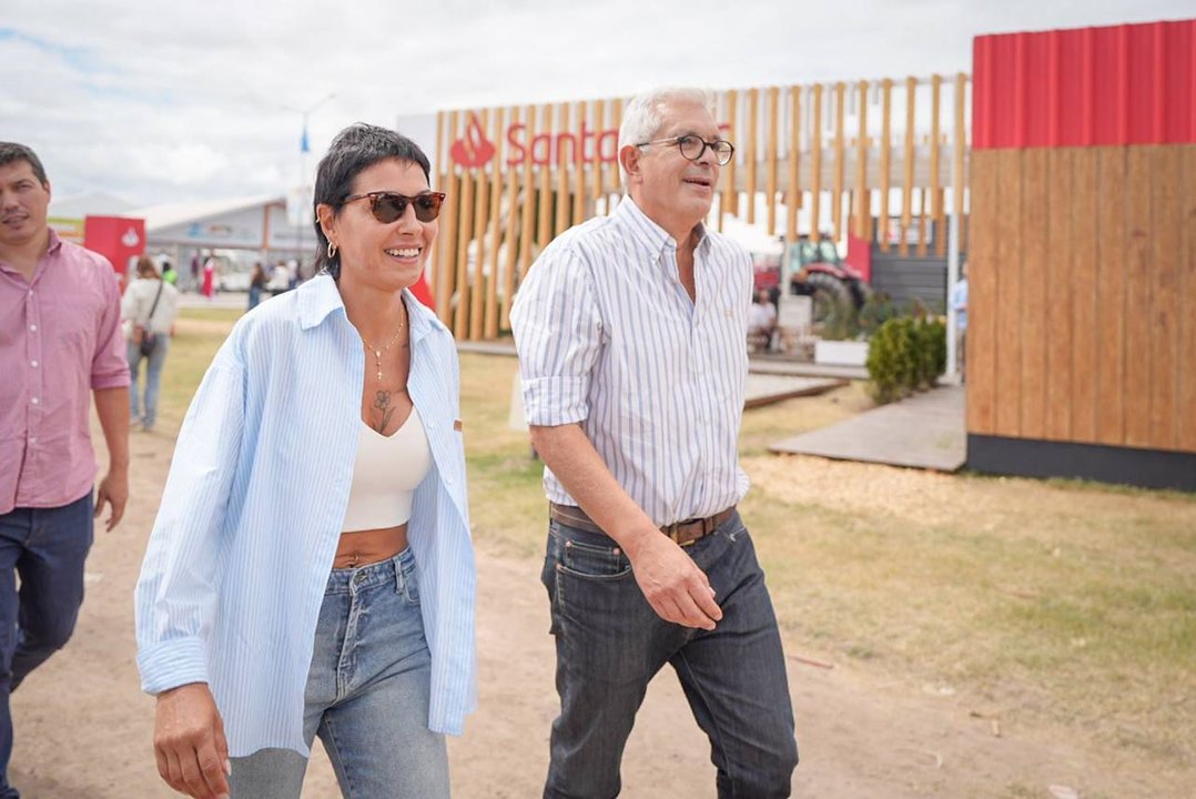 Mayra Mendoza durante su recorrida por Expoagro 2026 en San Nicolás