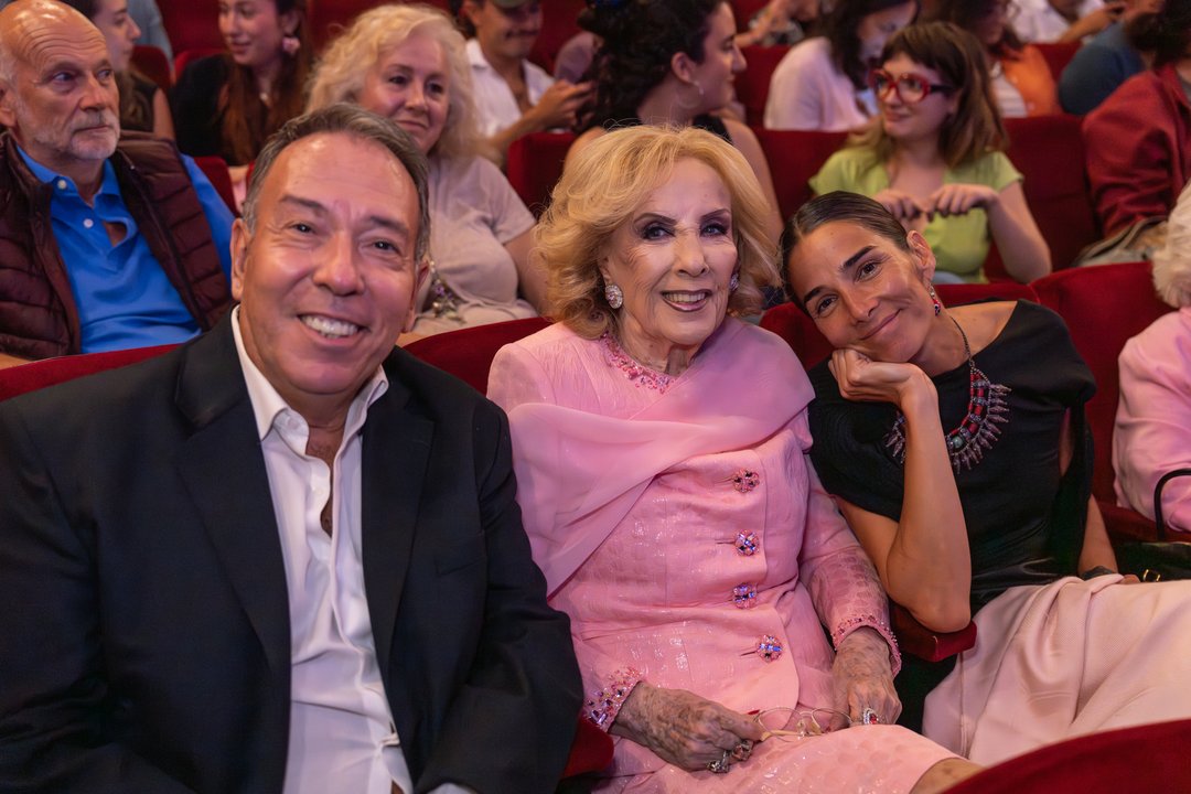 Mirtha Legrand y Juana Viale en el teatro viendo Company en calle Corrientes