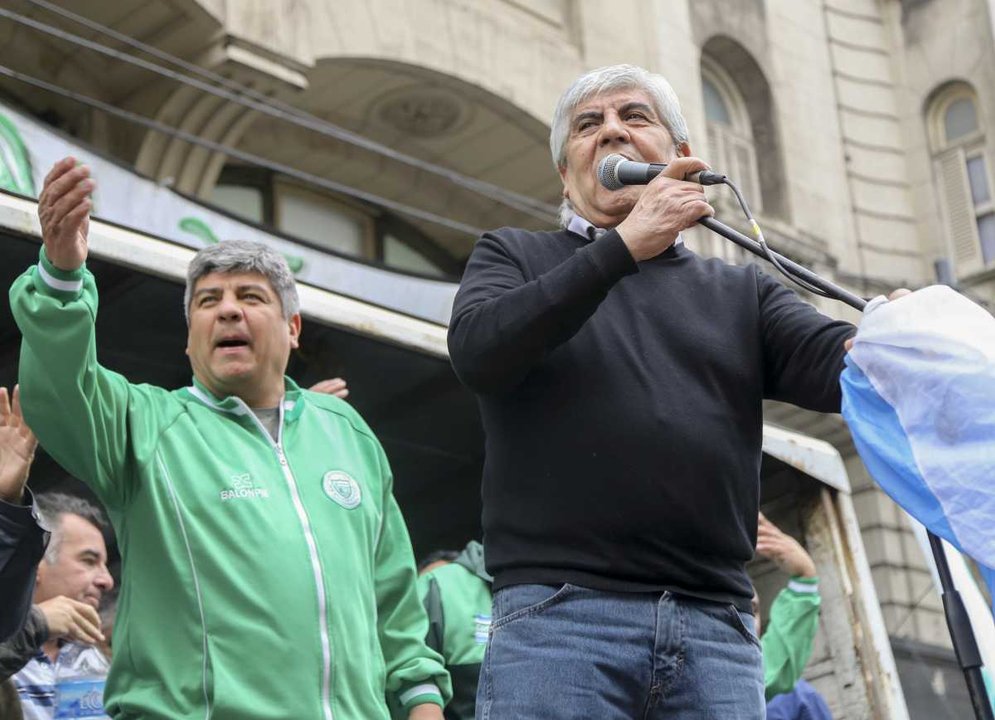 Hugo Moyano y dirigentes de Camioneros durante una negociación paritaria