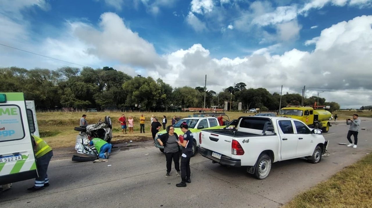 Patrullero y equipos de emergencia trabajando en un choque en ruta