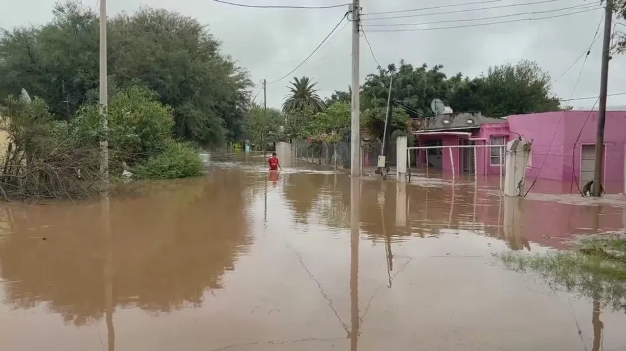 Calles anegadas y viviendas afectadas por las inundaciones en Tucumán