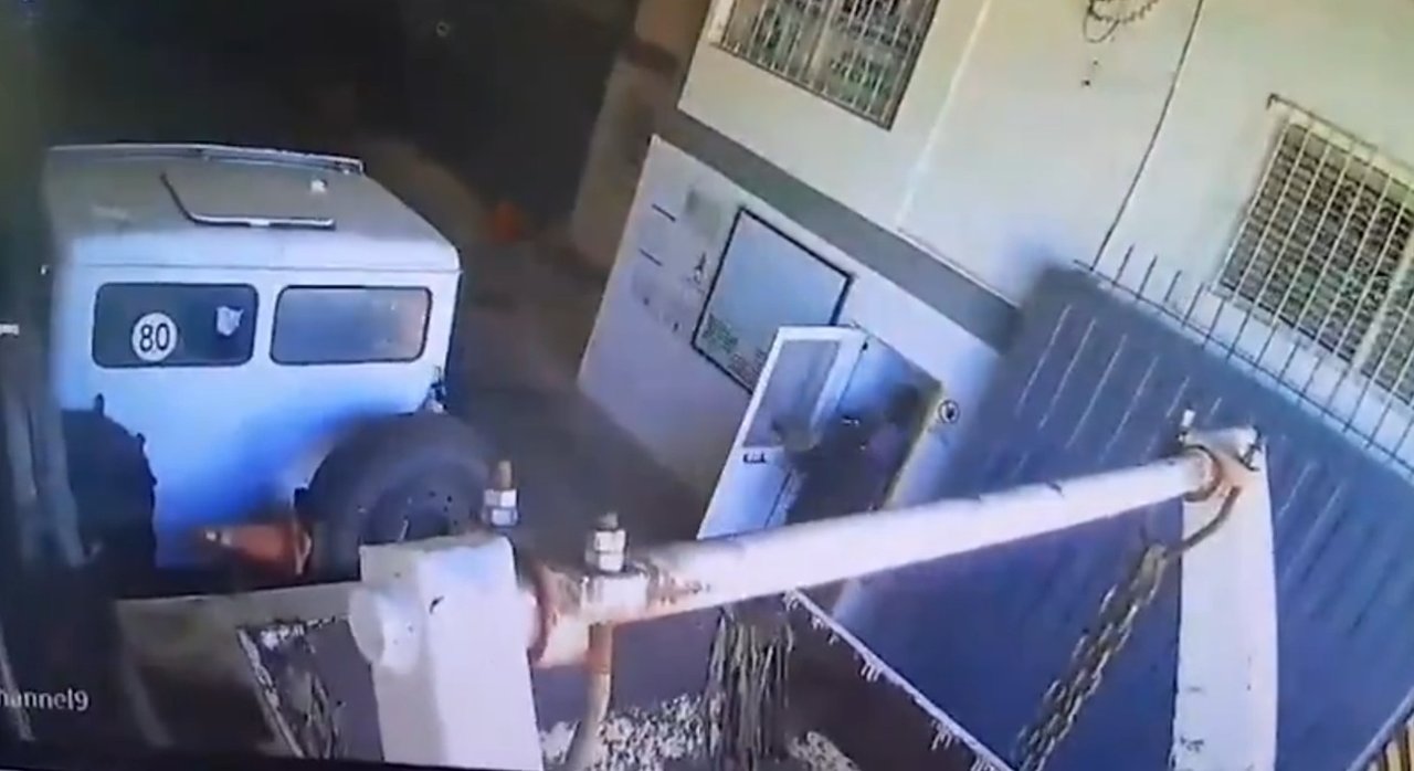 Patrullero y operativo policial en el Conurbano bonaerense