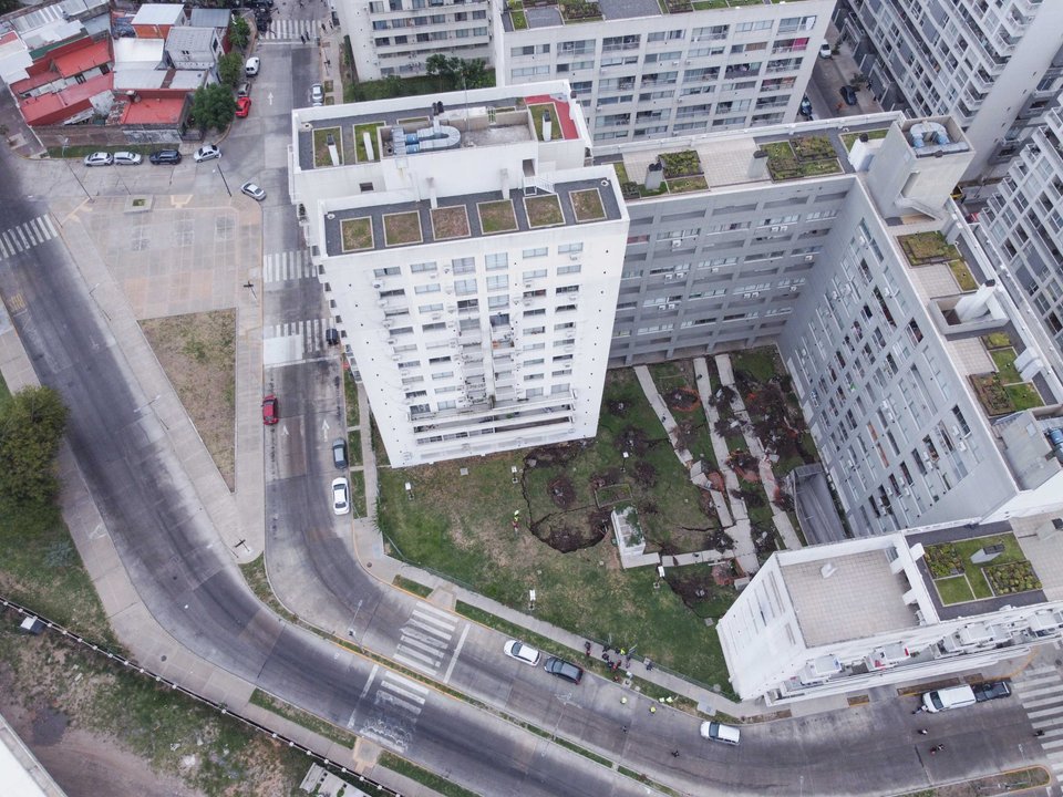 Vecinos damnificados realizan un abrazo simbólico en Parque Patricios