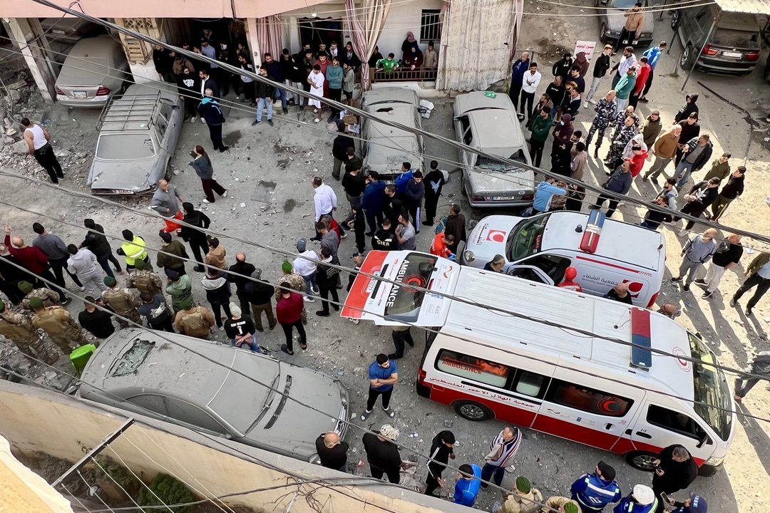 Ambulancia y personal de salud en zona de conflicto en Líbano