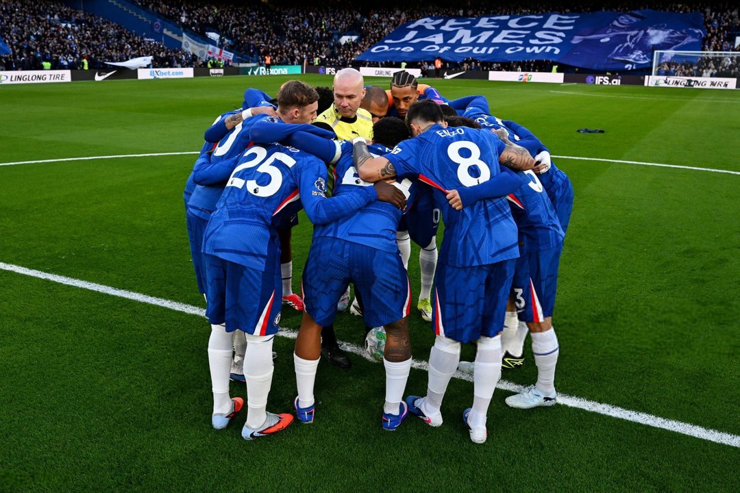 Paul Tierney en medio de la arenga del Chelsea antes del partido con Newcastle