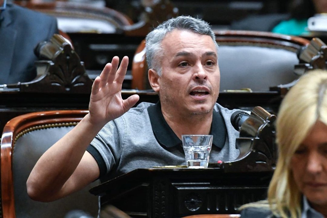 Esteban Paulón cuestiona el uso del avión presidencial por parte de Manuel Adorni