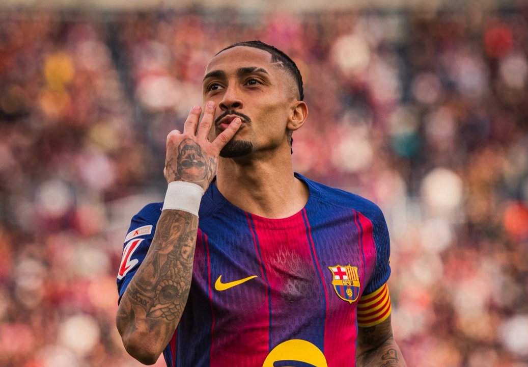 Raphinha celebra uno de sus goles en la goleada de Barcelona sobre Sevilla