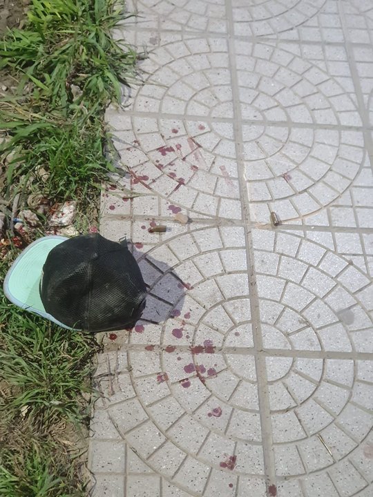 Patrullero policial y escena de un robo violento en La Plata
