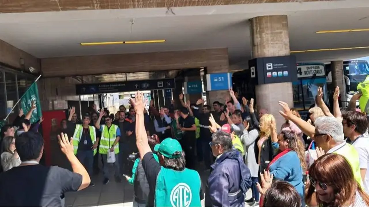 Conflicto salarial en ATE-ANAC afecta vuelos en Argentina