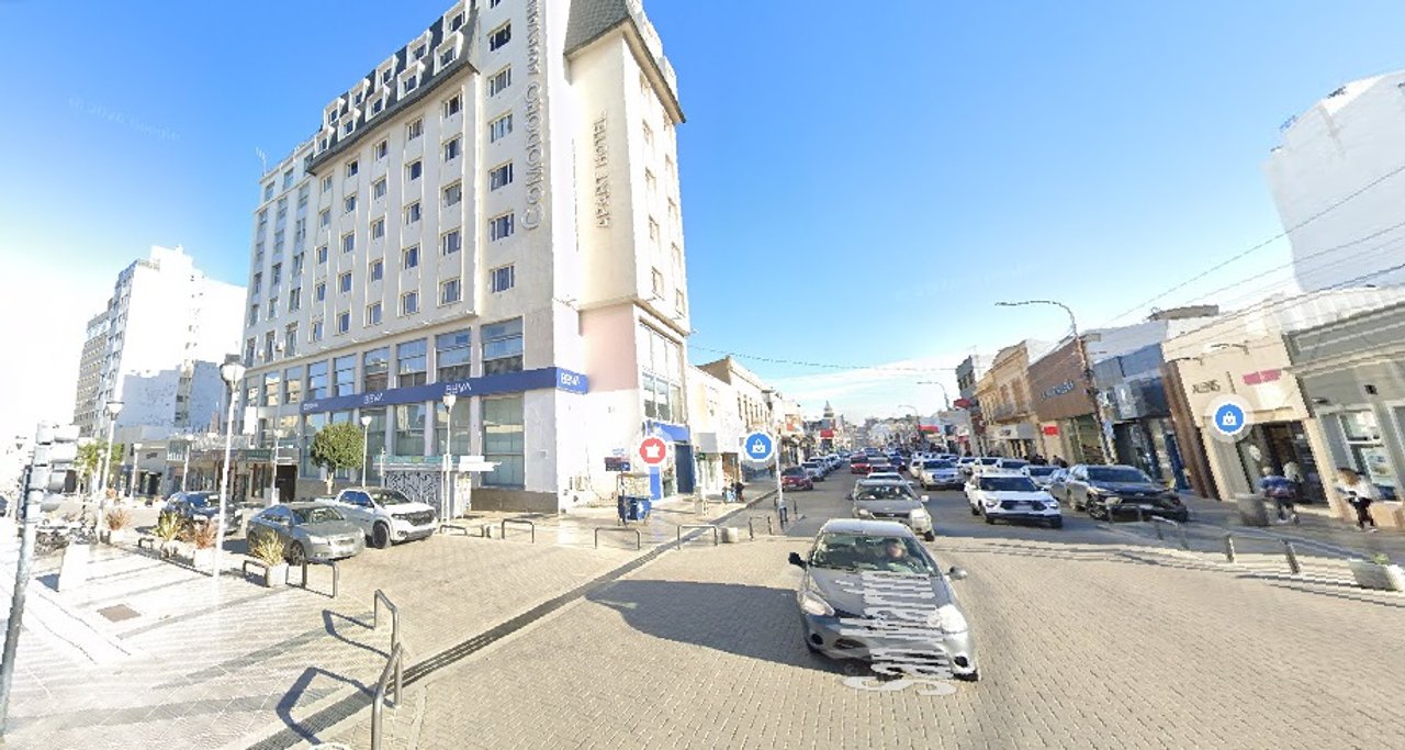 Fachada de un apart hotel en el centro de Comodoro Rivadavia
