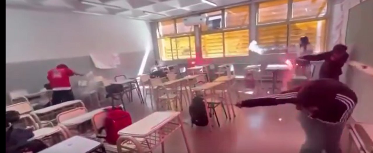 Captura del video donde alumnos usan bengalas dentro del aula