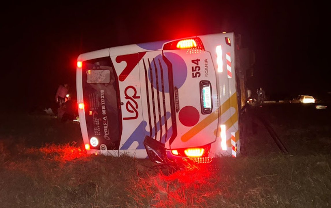 Micro de larga distancia volcado en la Ruta Nacional 9, a la altura de San Pedro