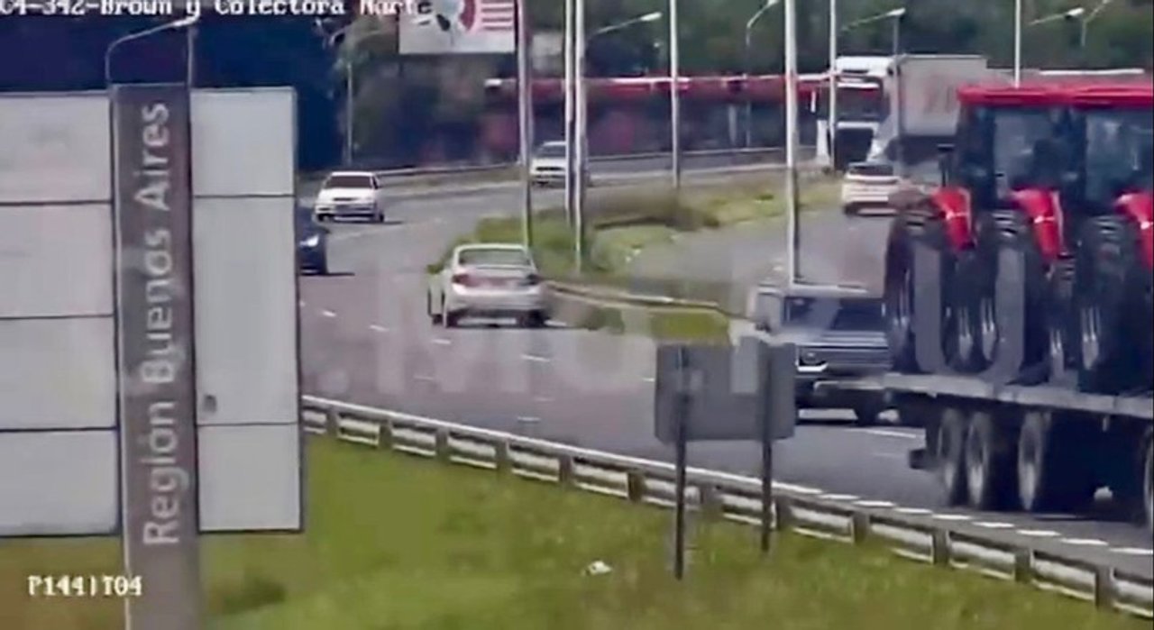 Patrullero y camioneta tras choque en la Panamericana