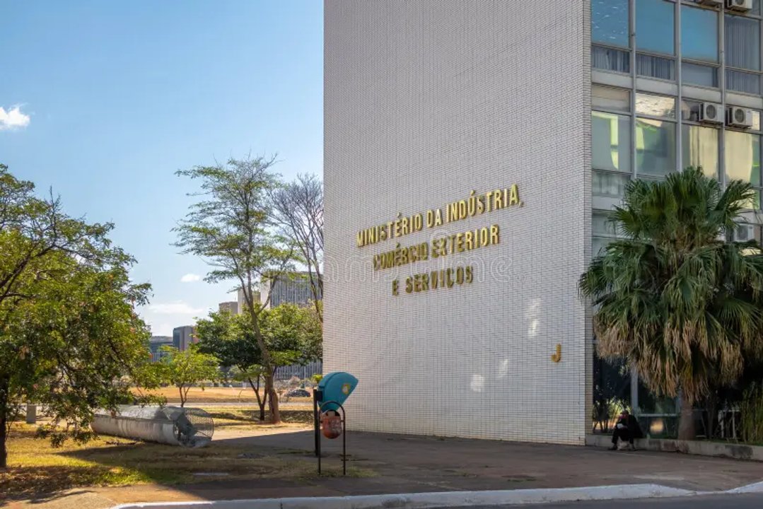 Buque petrolero y contenedores en ruta marítima internacional