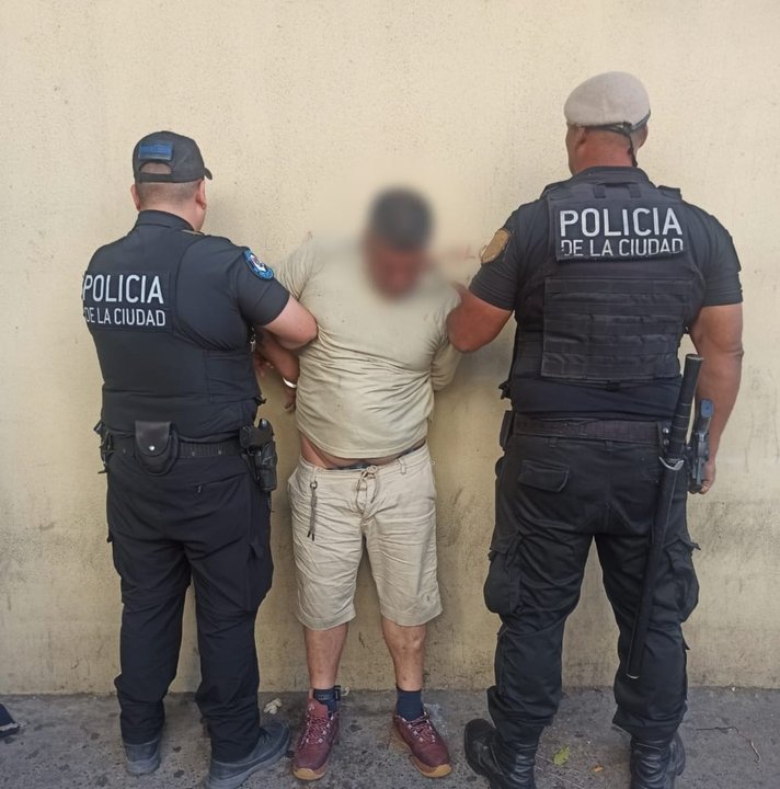 Patrullero policial en operativo de emergencia
