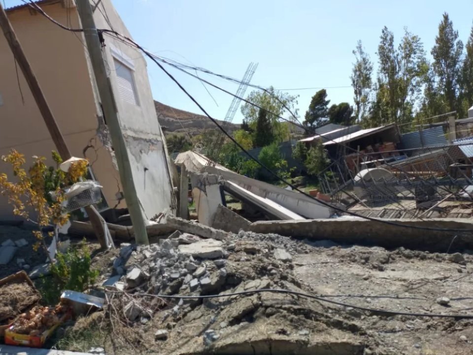Vecinos de Comodoro Rivadavia reclaman por el deslizamiento del Cerro Hermitte