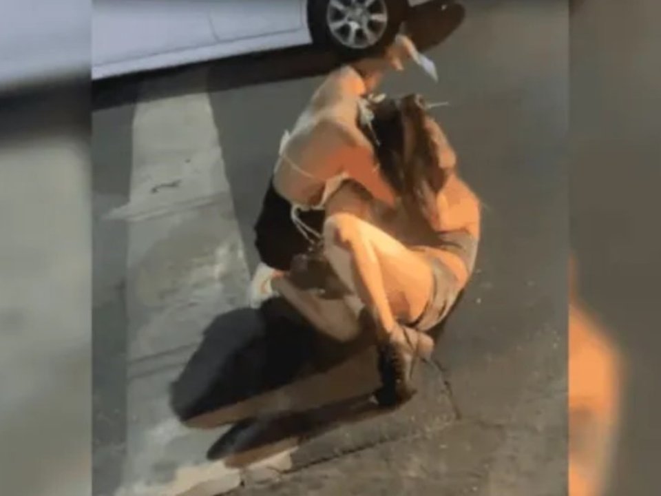 Patrullero policial y ambulancia en una calle de Rosario