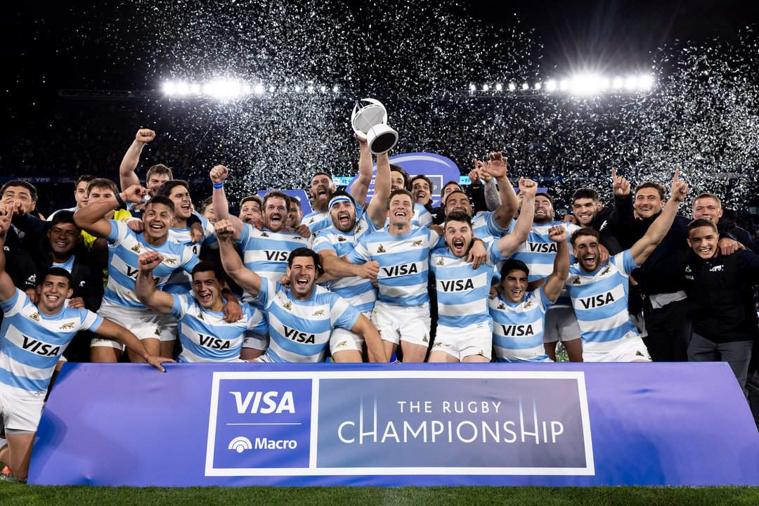 Hinchas argentinos alentando a Los Pumas en el estadio