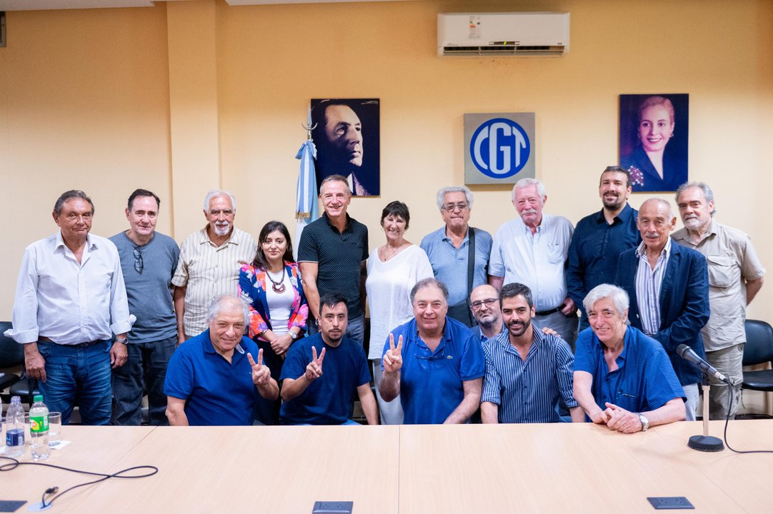 Dirigentes sindicales y economistas reunidos en la CGT