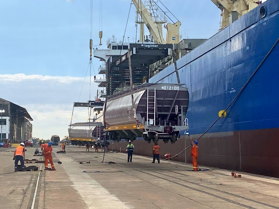 Barco con tolvas graneleras y nuevos vagones para el ramal cerealero