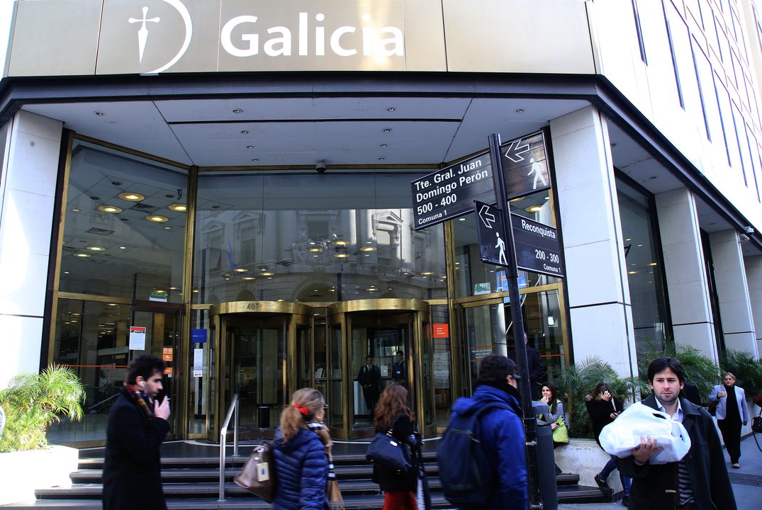 Fachada de Banco Galicia en contexto de caída de resultados