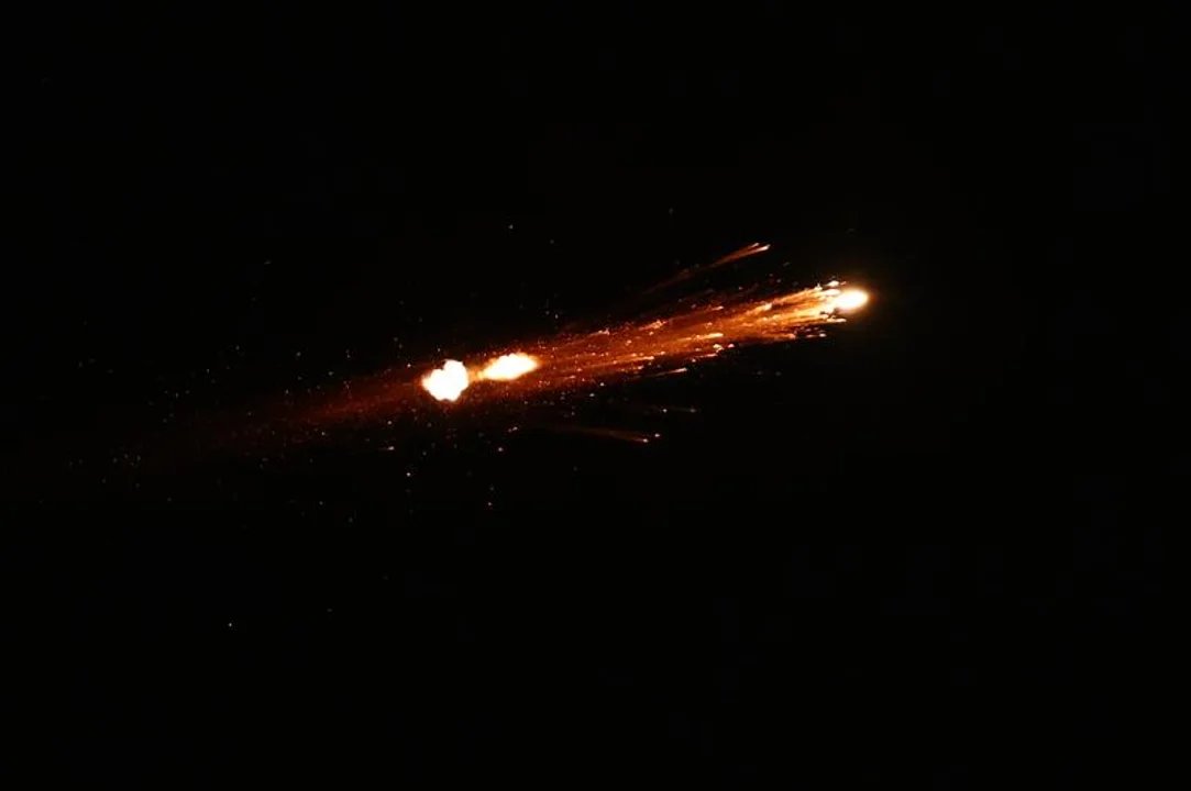 Daños en edificio y zona ferroviaria tras impacto de misil en Tel Aviv
