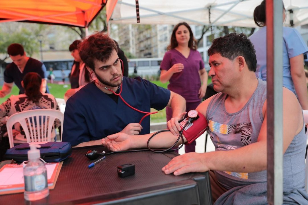Operativo UBA en Acción con atención de salud y asesoramiento gratuito en Chacarita