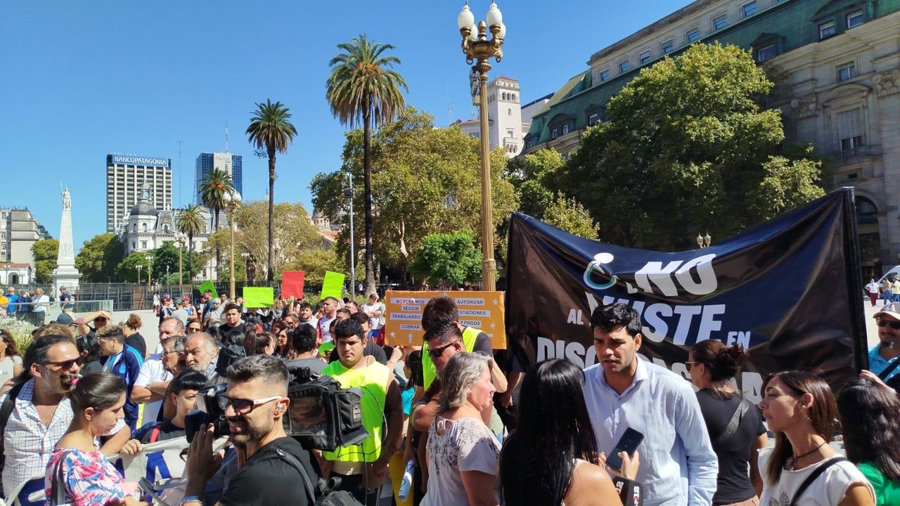 Familiares y prestadores reclaman por deudas en discapacidad