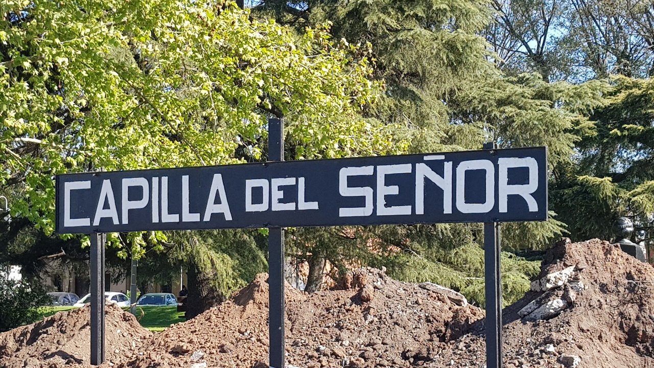 Patrullero policial frente a una vivienda en Capilla del Señor
