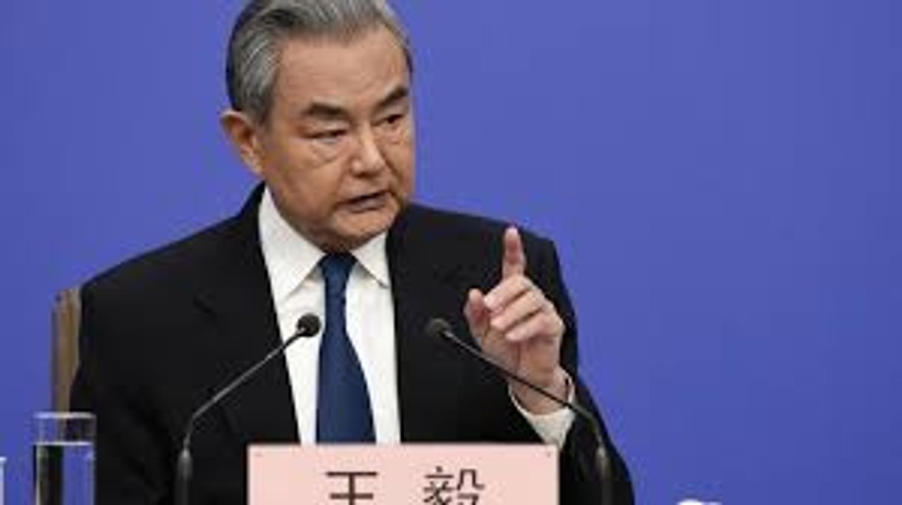 Wang Yi junto al enviado especial de los Emiratos Árabes Unidos durante la reunión en Pekín