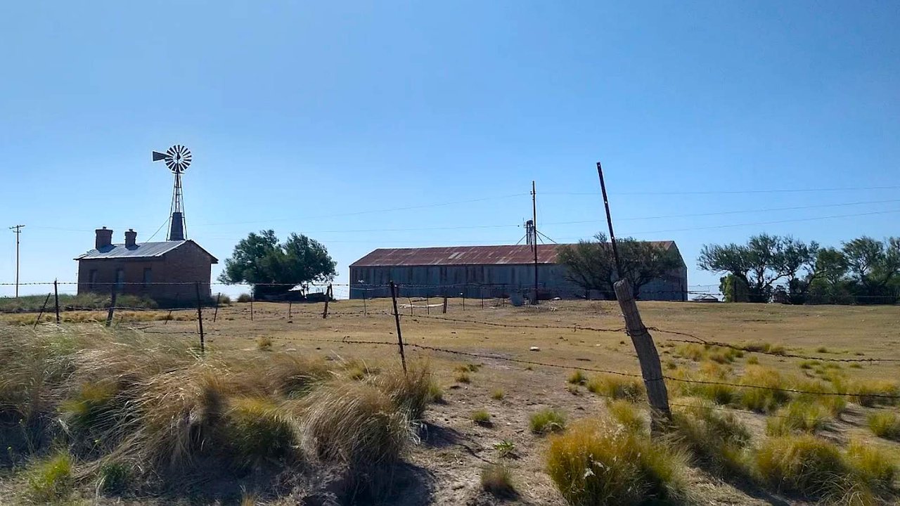 Antigua estación y estructuras rurales en el pueblo fantasma de Estela