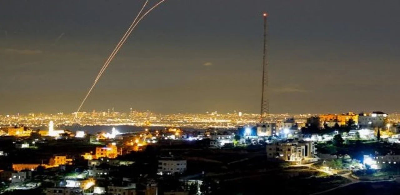 Sistema de defensa antimisiles operando sobre el cielo de Riad