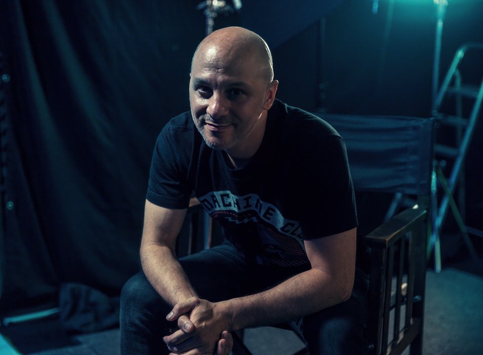 Mariano Cattaneo y la portada de su novela No olvides que estoy muerta