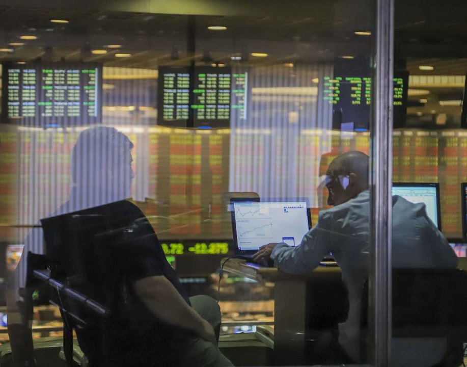 Panel con indicadores financieros y evolución del riesgo país argentino