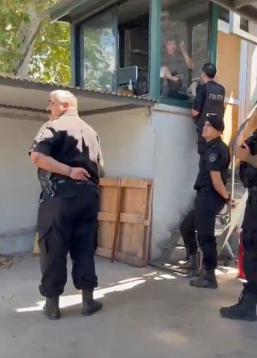 Patrullero policial y personal de emergencia en Rosario