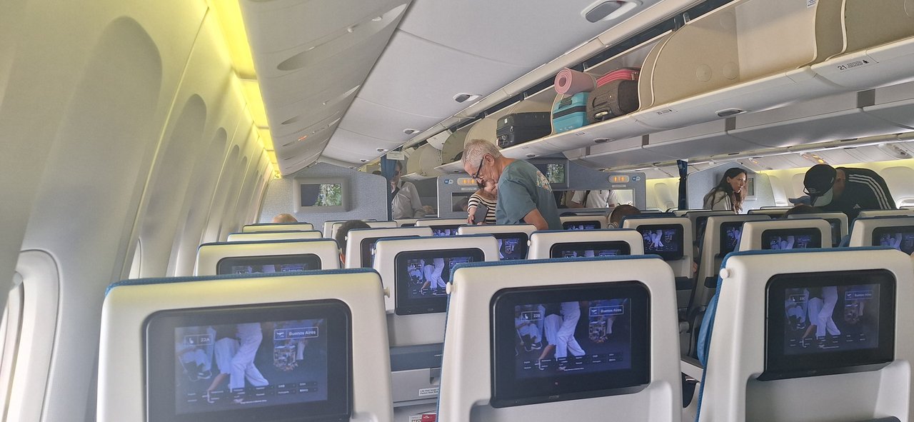 Avión comercial operando en aeropuerto argentino