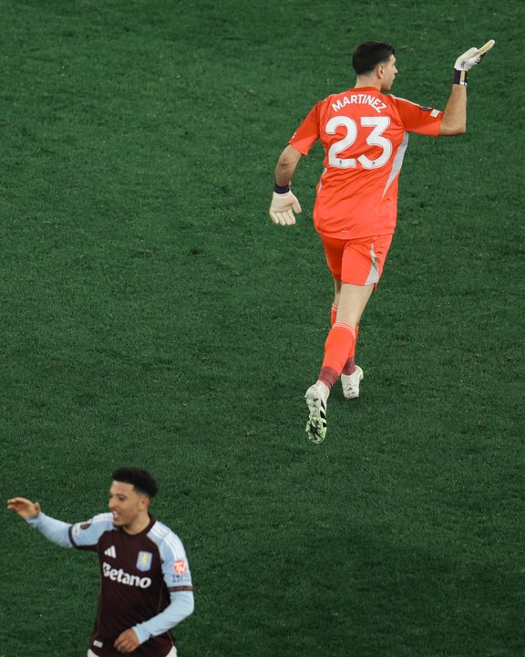 Emiliano Dibu Martínez en el arco del Aston Villa