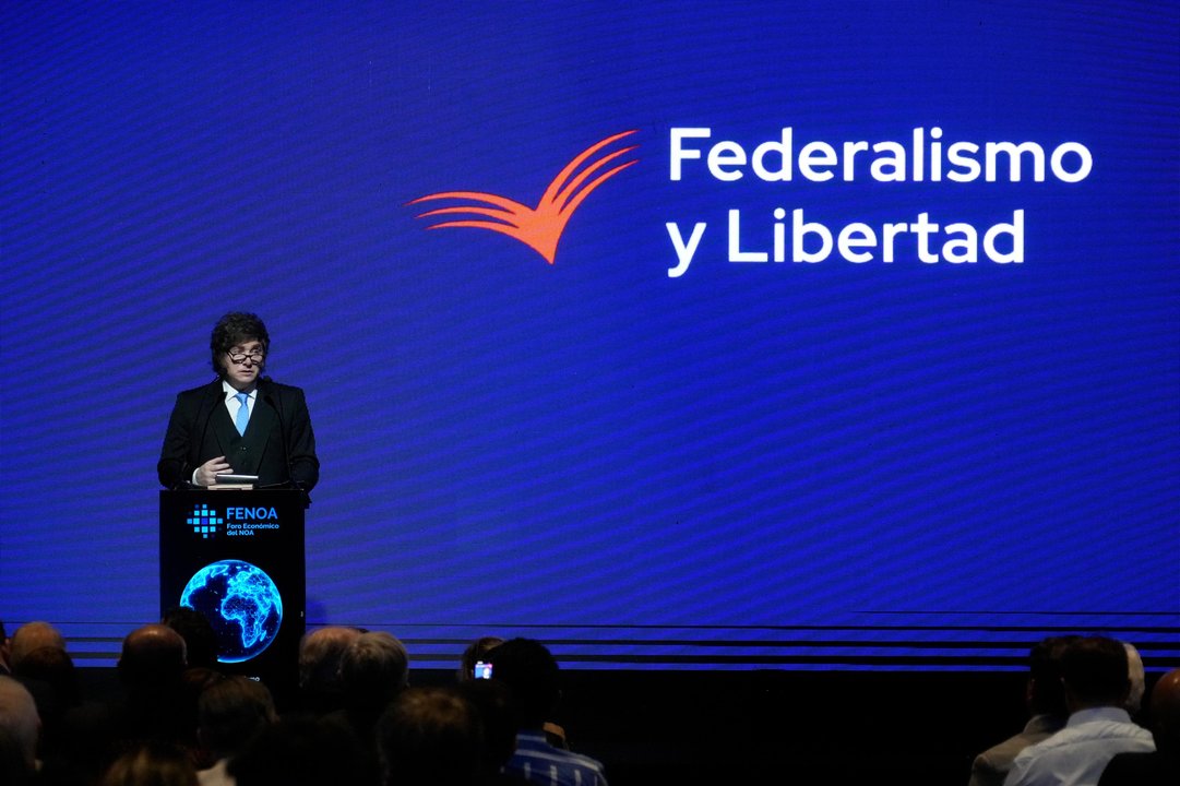 Javier Milei saluda a militantes durante su visita a Tucumán