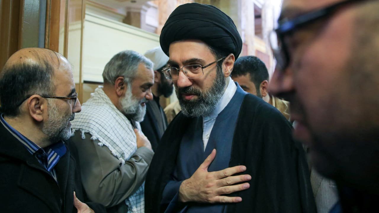 Captura de la transmisión iraní que muestra a Mojtaba Jamenei