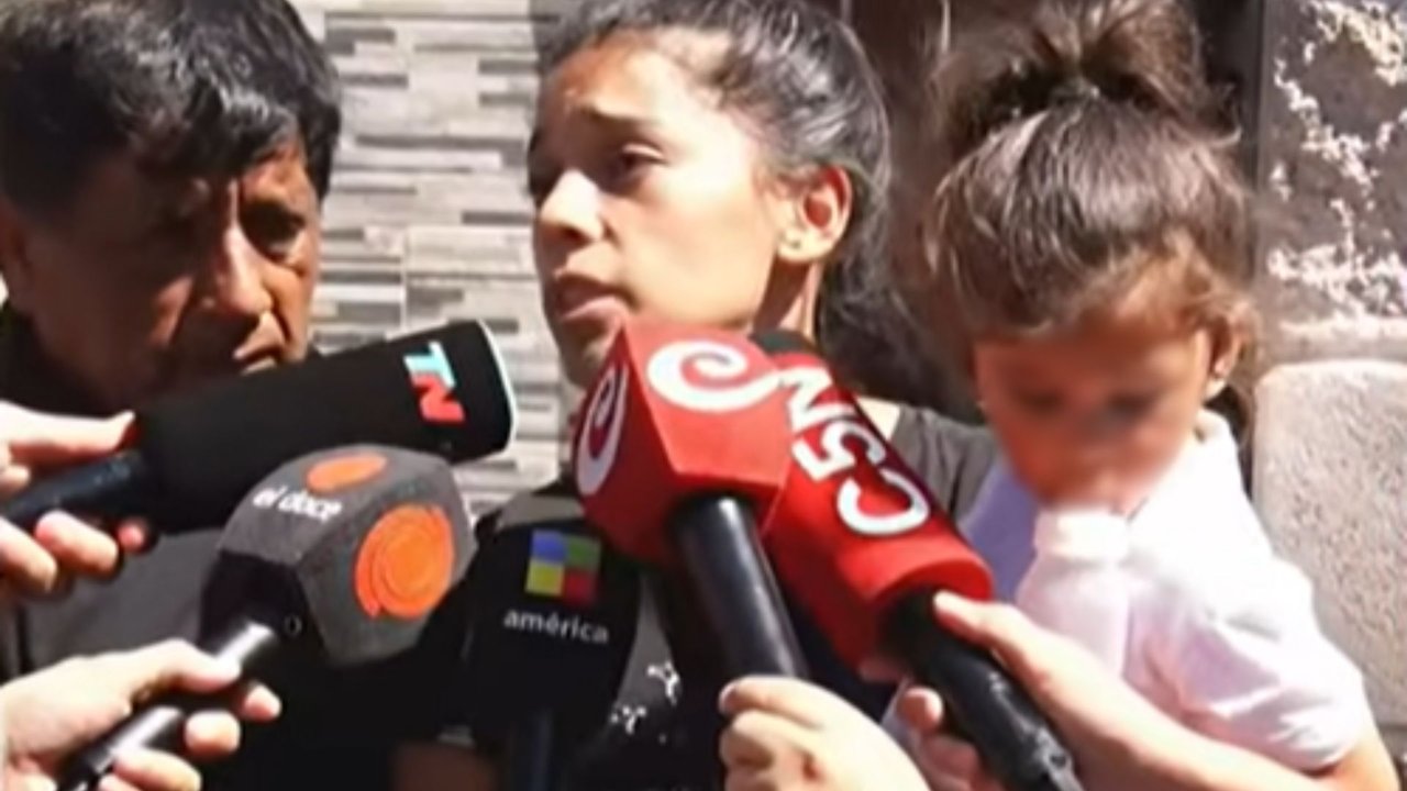 La mamá de la beba desaparecida en Cosquín hablando con la prensa