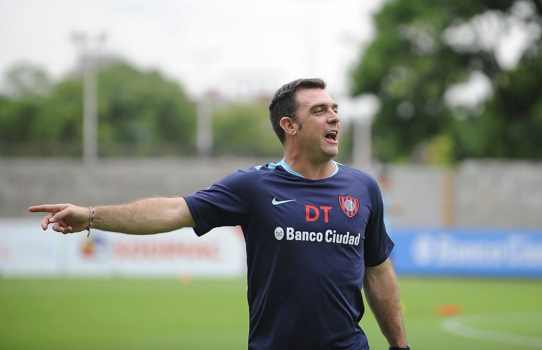 Pablo Guede en un entrenamiento, sigue en Alianza Lima