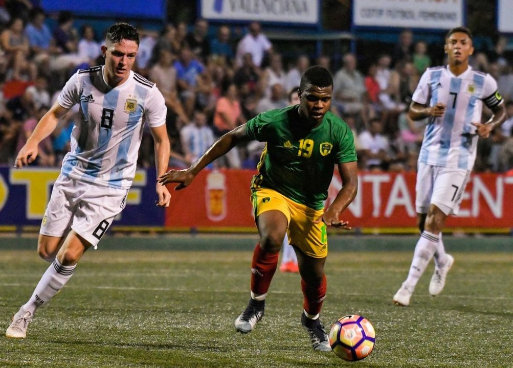 Lionel Scaloni dirigiendo a la Selección argentina