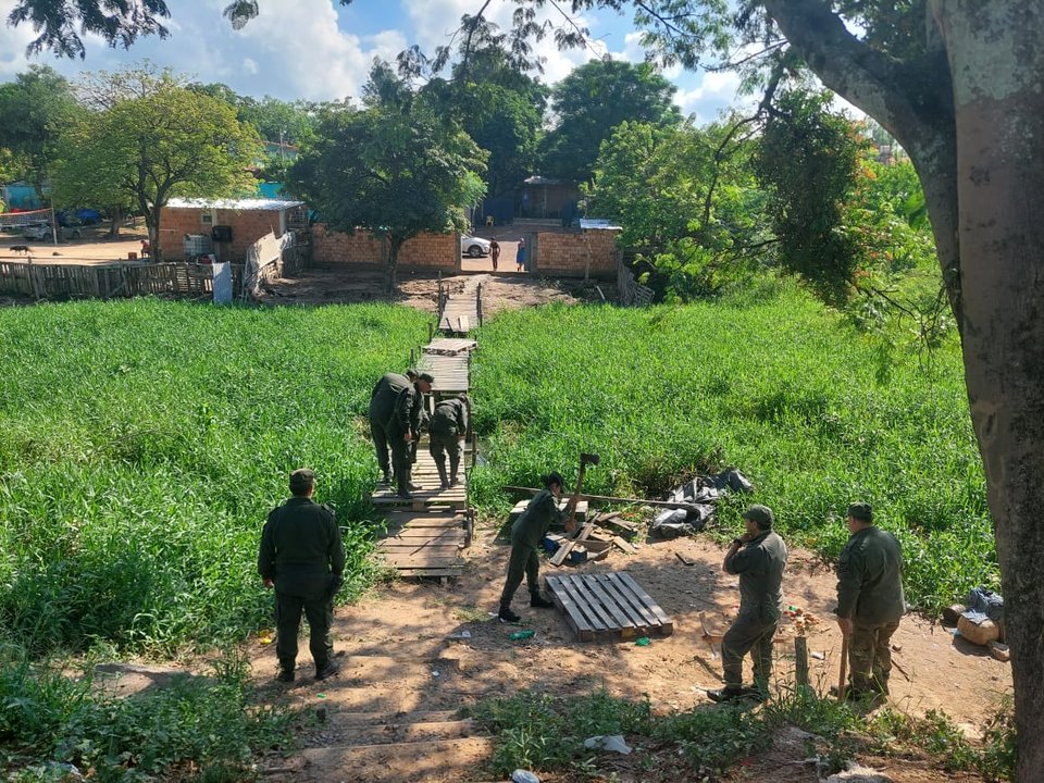 Gendarmes destruyen pasarelas clandestinas en la frontera con Paraguay